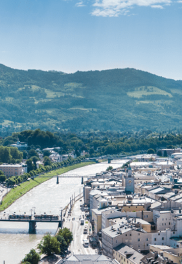 Panoramaaufnahme von Salzburg, die die historische Altstadt und die Festung Hohensalzburg eindrucksvoll präsentiert.
