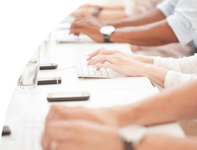 Viele Personen, bei denen nur ersichtlich ist, wie sie mit ihren Händen etwas in ihren Computer eintippen.